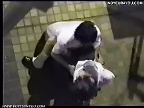 Sinusubukan ng asawang babae ang dalawang cocks