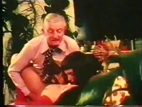 Batang babae (18 taong gulang) ay umaabot sa puki