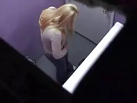 Ang magagandang kabataan (18 taong gulang) babae ay nakakapagpahinga sa sarili sa video