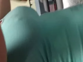 Ang maingay na asong babae ay pinuputol ang sarili sa dalawang bananchikami