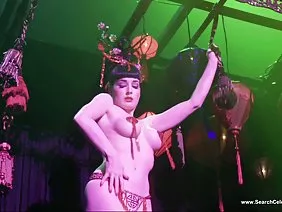 Ang batang babae (18 taong gulang) ay pinili sa kalikasan