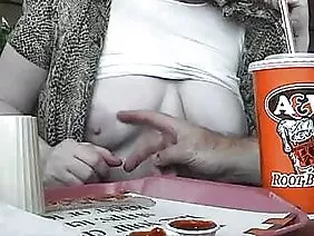 Kumakain ako